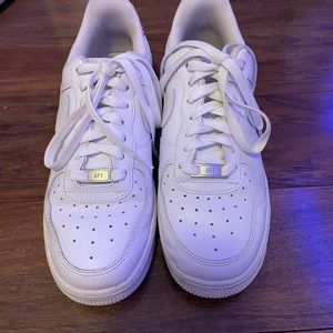 WOMENS WHITE AIR FORCE 1s SIZE 8.5